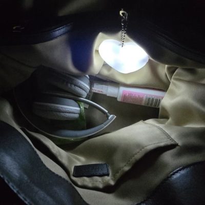 Breloc LED activat prin atingere pentru rucsacuri, genți și chei | HEARTIGLO